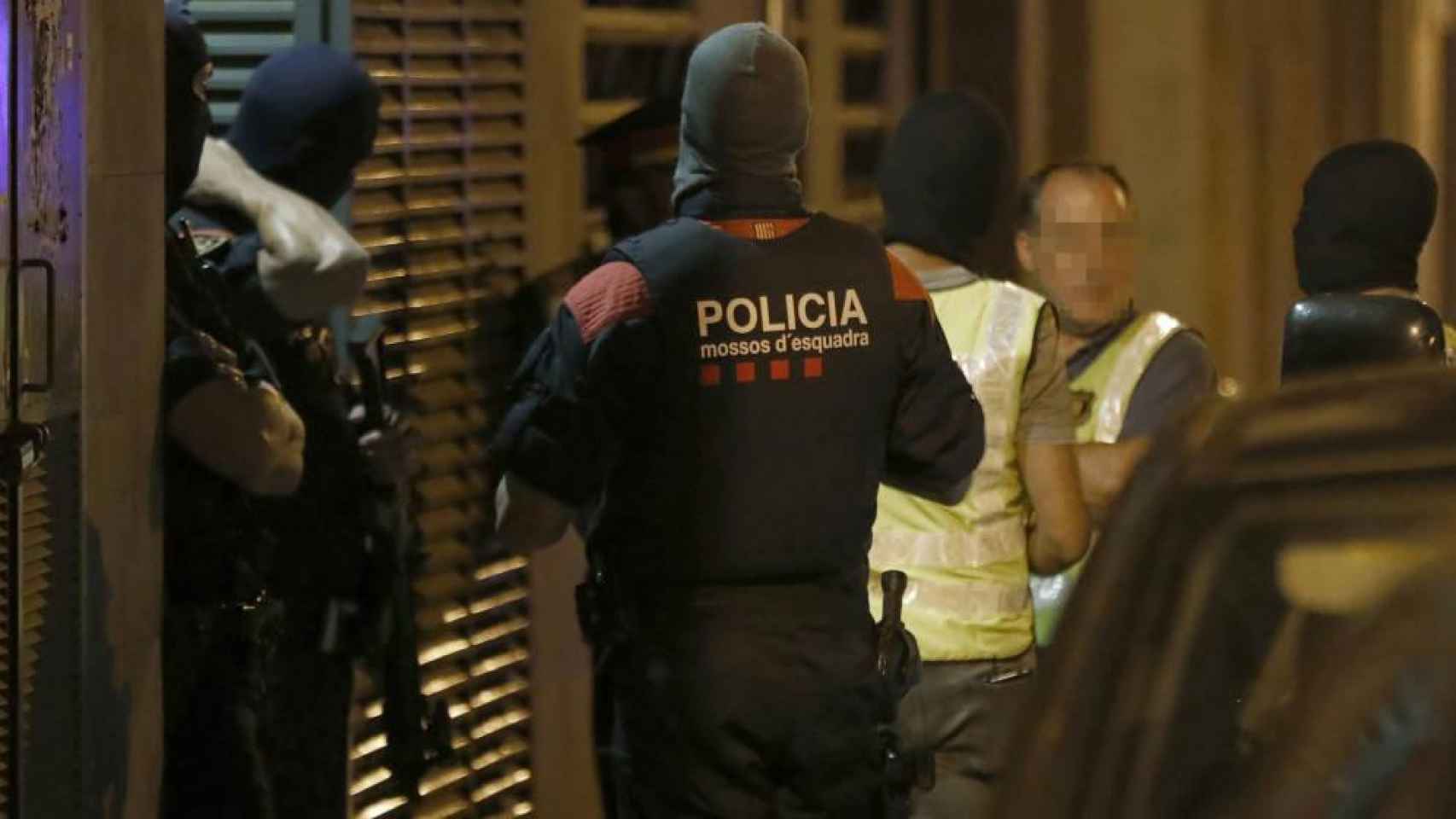 Agentes de los Mossos d'Esquadra durante un registro relacionado con los atentados del 17A / EFE