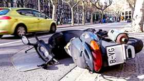 Una moto caída por el viento en Barcelona / EFE