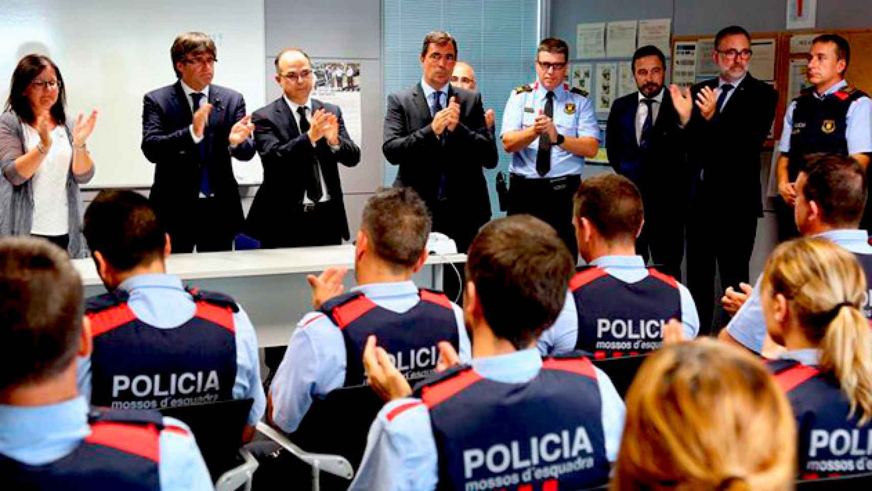 Carles Puigdemont aplaude a los mossos de la comisaria de Cambrils, quienes abatieron a cinco supuestos terroristas que acababan de arrollar a seis personas con un vehículo / EFE