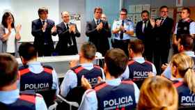 Carles Puigdemont aplaude a los mossos de la comisaria de Cambrils, quienes abatieron a cinco supuestos terroristas que acababan de arrollar a seis personas con un vehículo / EFE
