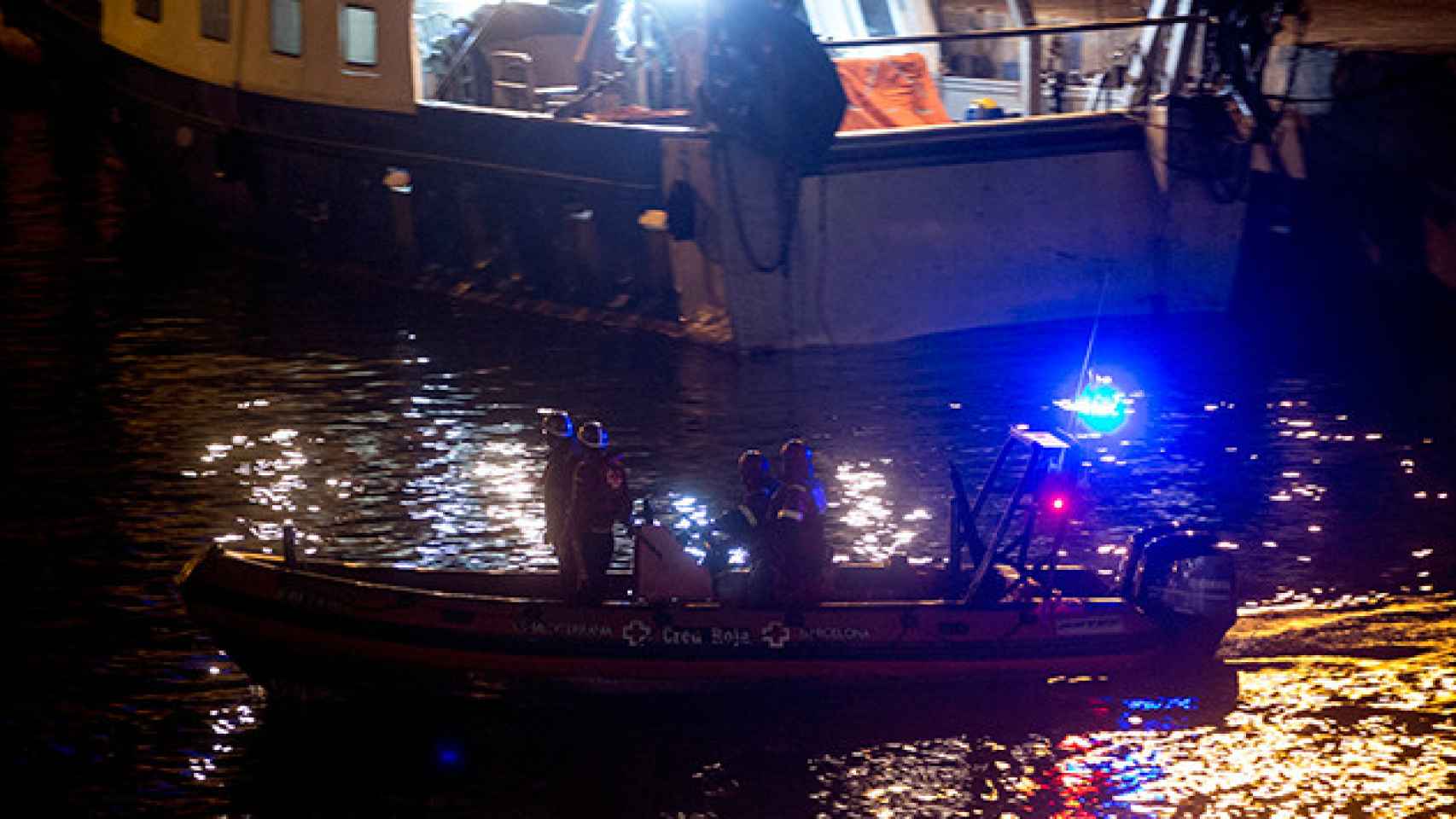 Efectivos de la Cruz Roja llegan al puerto de pescadores de Barcelona después de participar en las labores de rescate de los dos marineros que han desaparecido al hundirse el barco pesquero en el que viajaban tras colisionar con un mercante ruso a milla y