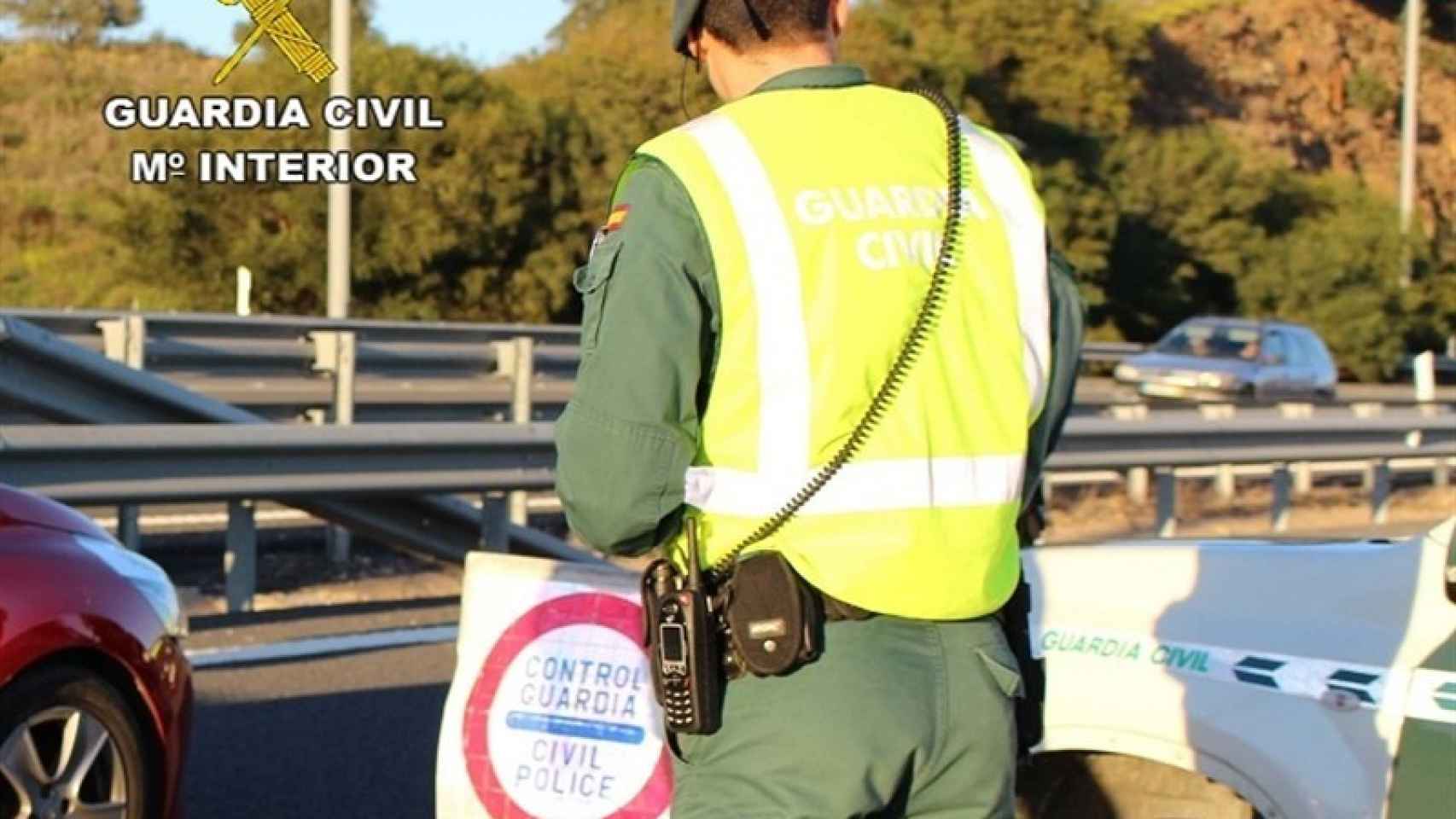 Agente de la Guardia Civil en un control de tráfico / EP