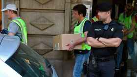 Agentes de la Guardia Civil abandonan la sede de Efial en Barcelona, este martes, tras realizar un registro en el marco de la 'operación Térmyca'.