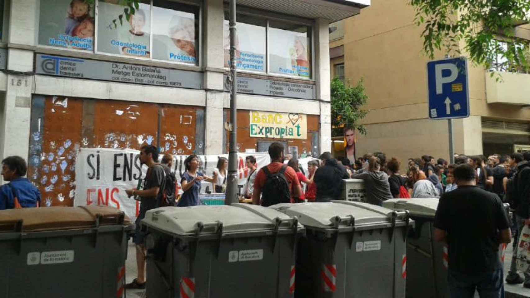 Decenas de personas concentradas en el exterior del edificio del 'Banc Expropiat' en el barrio de Gràcia de Barcelona.