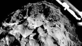 Imagen del cometa 67P/CG tomada por el instrumento ROLIS de Philae mientras bajaba.