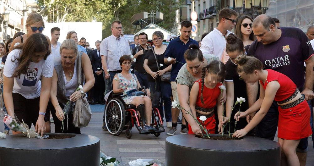 Algunas víctimas y sus familiares en el acto de homenaje oficial del 17A en Barcelona / EFE