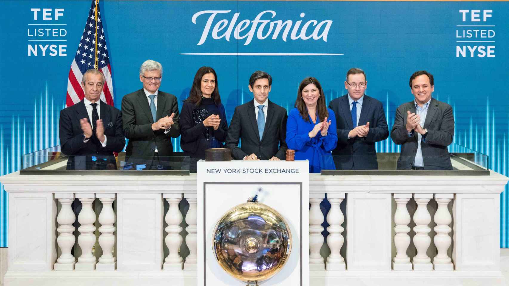 El presidente de Telefónica, José María Álvarez-Pallete, en el centro de la imagen, en una ceremonia de apertura de sesión en la Bolsa de Nueva York / EP