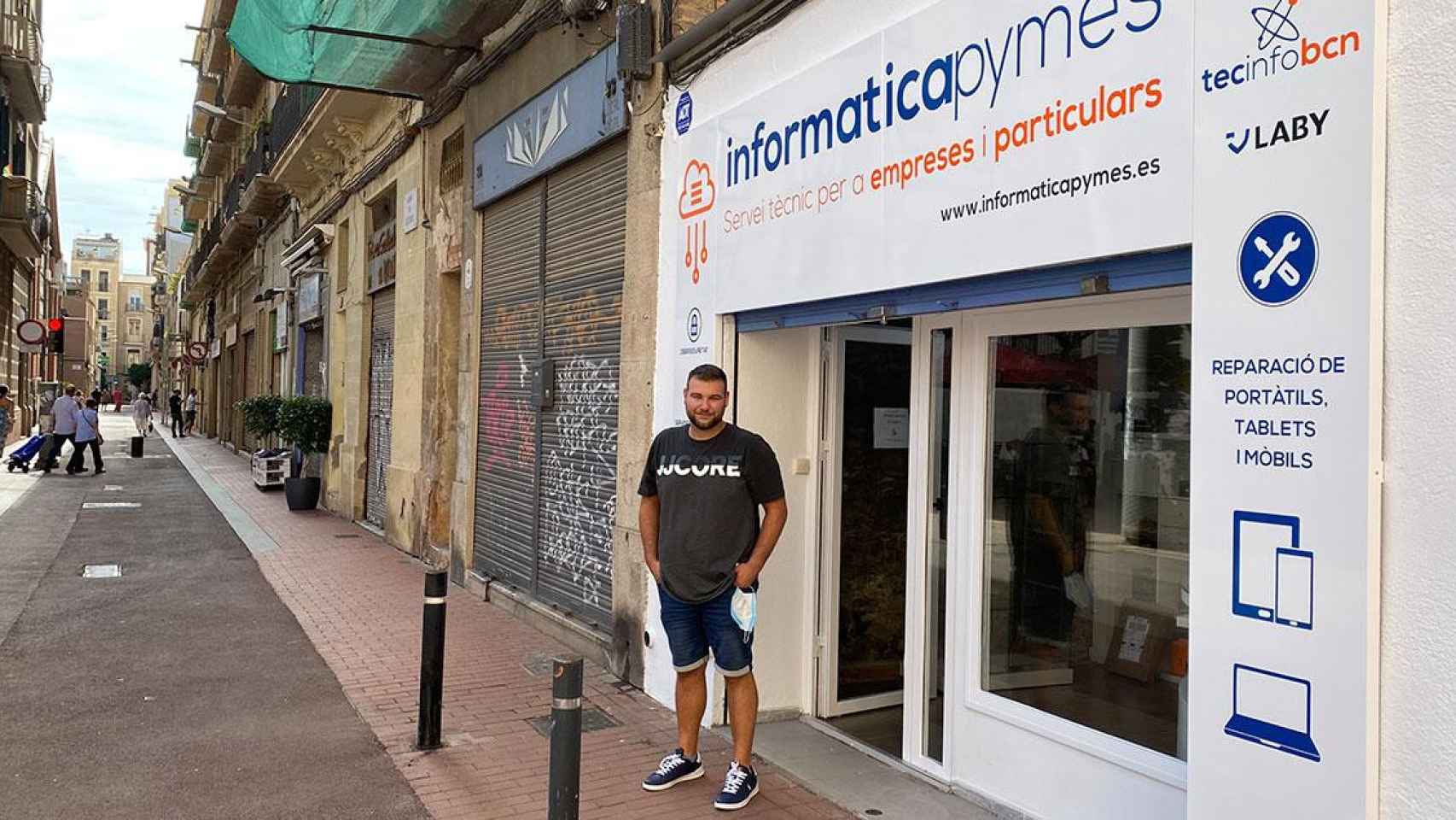 Iván Madrid, fundador de Tecinfo, frente a la nueva sede de la compañía en el barrio del Poblenou (Barcelona) / CG