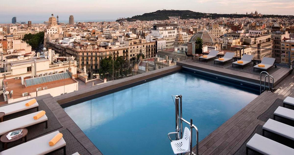 La azotea de uno de los hoteles de Barcelona, con la ciudad de fondo