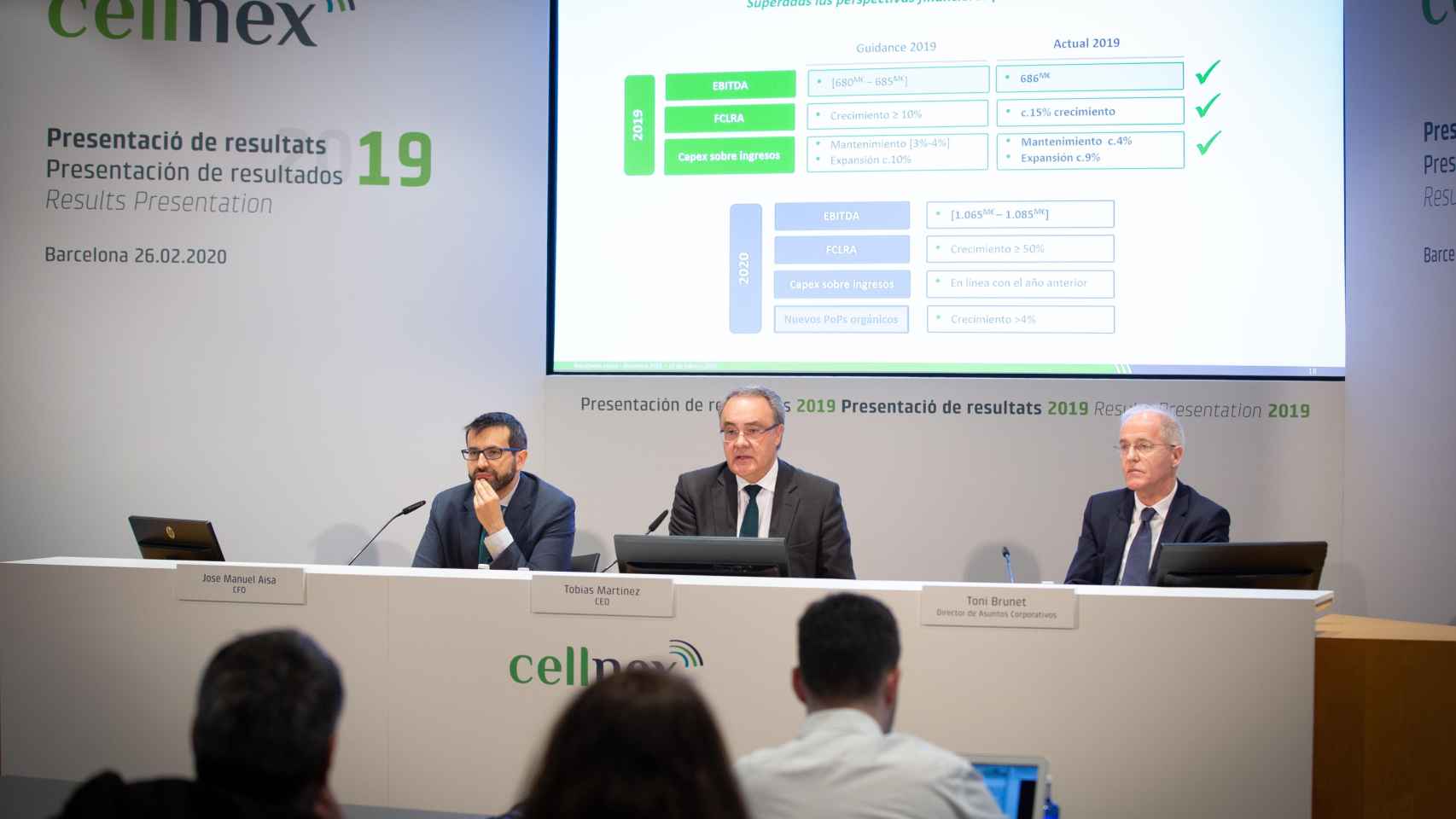 El consejero delegado de Cellnex, Tobías Martínez (en el centro de la imagen), en la presentación de resultados de 2019 / EP