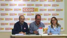 Julián Gutiérrez (i), Miquel Lluch (c) y Ana Martínez (d), durante la ruedad de prensa de CCOO Cataluña / CG
