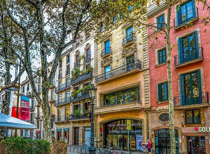 Viviendas en una calle de Barcelona, la ciudad de España con el parque residencial más viejo / PIXABAY