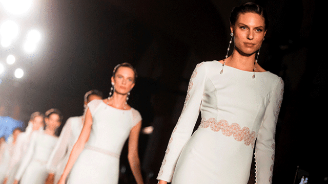 Varias modelos exhiben los vestidos de Rosa Clará en la Barcelona Bridal Fashion Week, que cierra este domingo / EFE