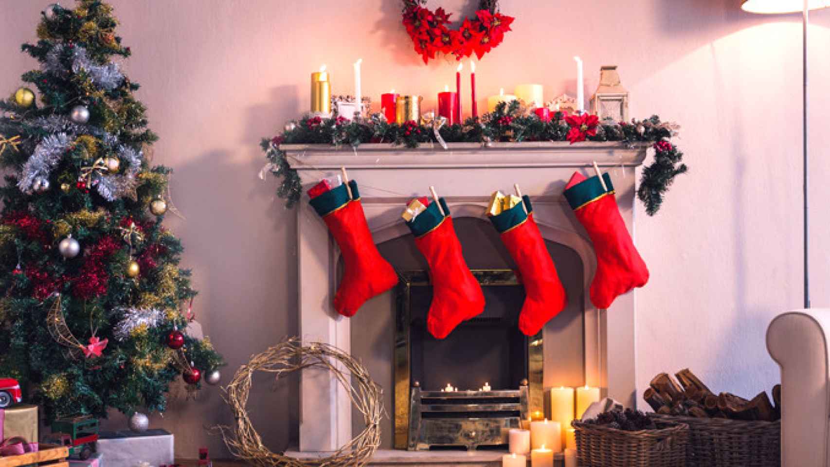 El interior de una casa con decoración navideña, la época en la que se compran regalos por internet / CG