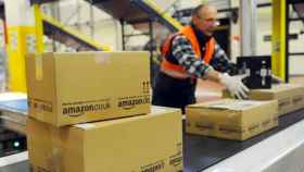 Un trabajador de Amazon prepara unos envíos / EFE