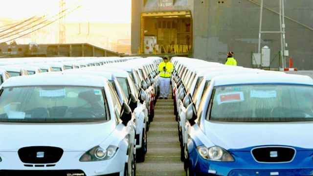 Coches de la marca Seat con destino a China, en el Puerto de Barcelona / EFE