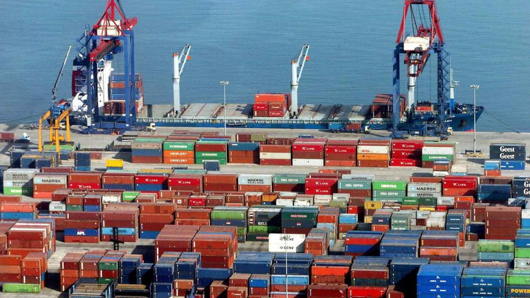 Las empresas mejoran las expectativas de exportación. Muelles de contenedores del puerto de Bilbao / EFE