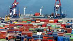 Las empresas mejoran las expectativas de exportación. Muelles de contenedores del puerto de Bilbao / EFE