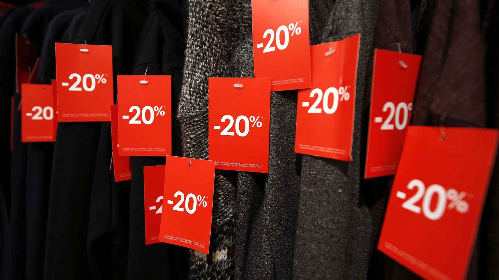 Piezas de ropa en una tienda con el 20% de descuento, en una imagen de archivo / EFE