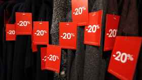 Piezas de ropa en una tienda con el 20% de descuento, en una imagen de archivo / EFE