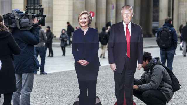 Dos efigies de cartón de los candidatos a la presidencia de EEUU, la demócrata Hillary Clinton (i), y el republicano Donald Trump, decoran la plaza Pariser Platz en Berlín / EFE