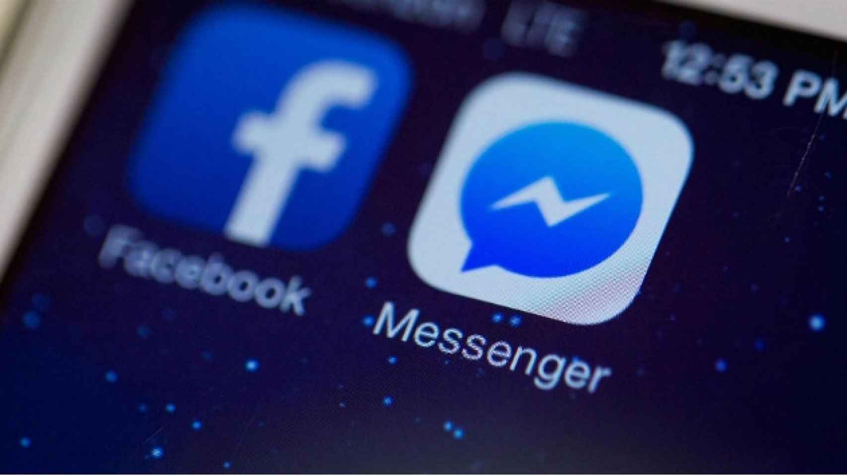 Un móvil con la 'app' de Facebook Messenger competidor de WhatsApp