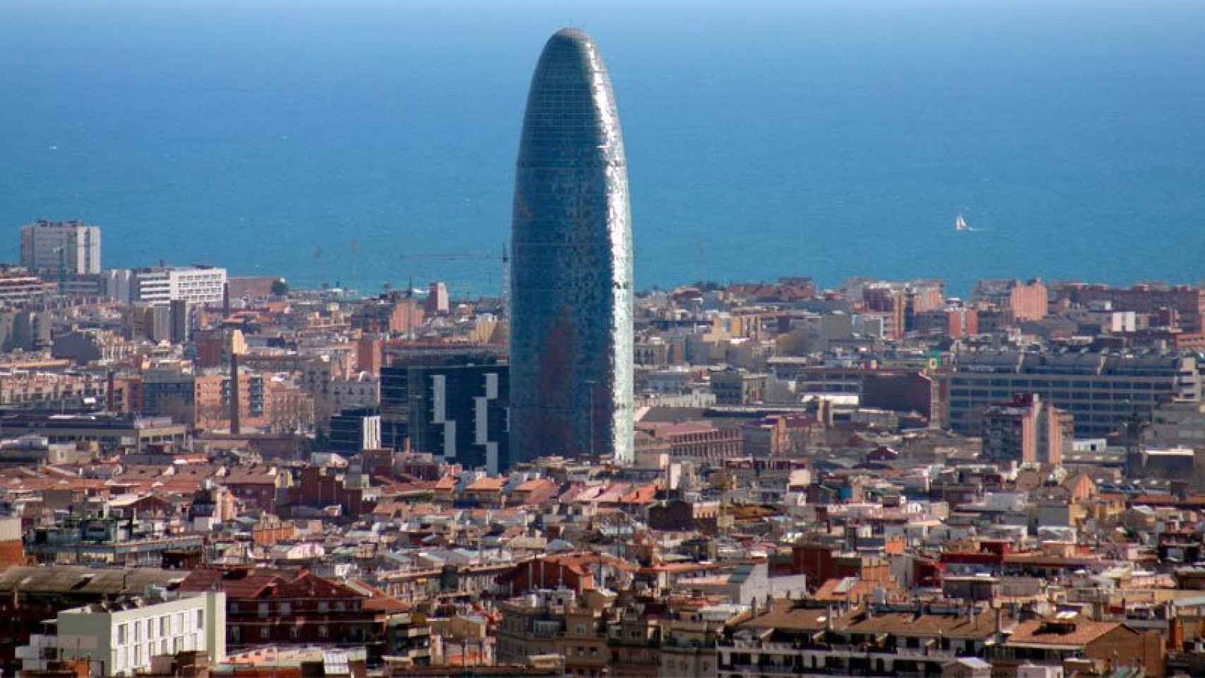 La Torre Agbar de Barcelona, en la imagen, espera la licencia municipal para convertirse en hotel.