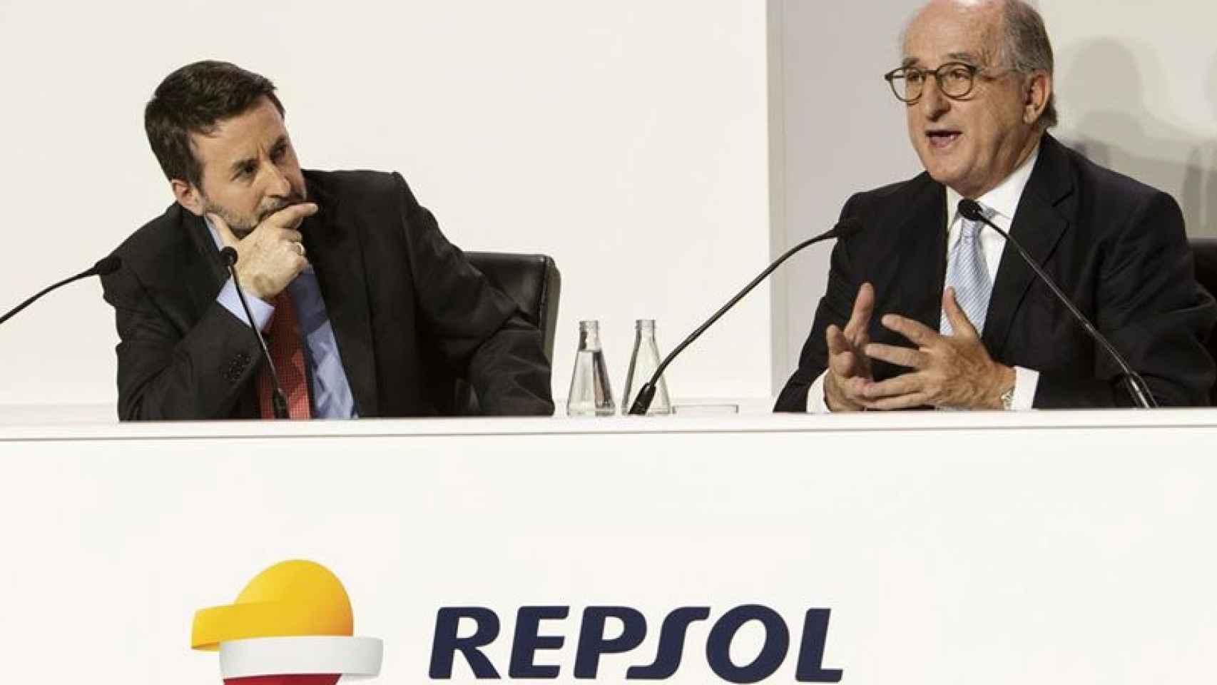 Josu Jon Imaz y Antonio Brufau (derecha), durante la junta general de accionistas de Repsol celebrada este viernes.