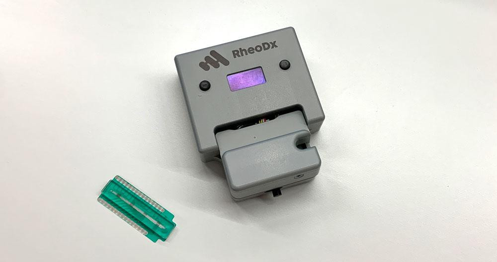 El equipo portátil y el consumible de un solo uso que RheoDX usa para detectar patologías en cuestión de minutos a partir de una gota de sangre / CG