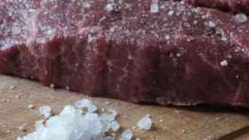Carne con sal gruesa / Louis Mrd - Unsplash