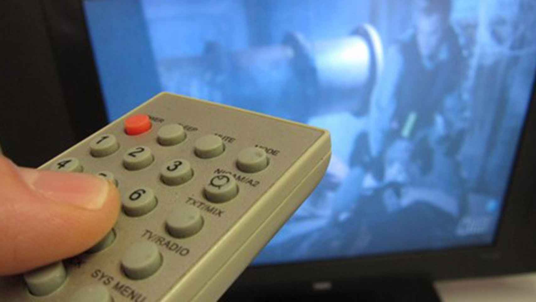 Una persona cambia de canal de televisión con un mando a distancia / EUROPA PRESS