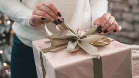 Mujer abriendo un regalo, que podría ser uno de los productos más vendidos de 2019 / EN PIXABAY