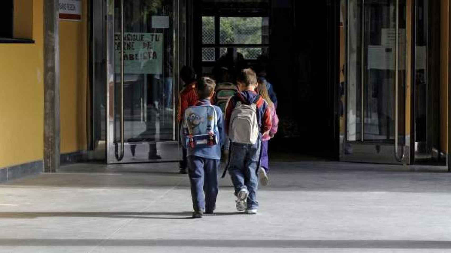 Unos niños entran a la escuela / EFE