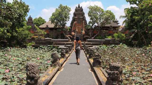 Turista aficionada a viajar y ahorrar a la vez disfrutando de una escapada en Indonesia / KAYAK