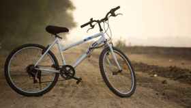Una bicicleta sobre un camino de tierra