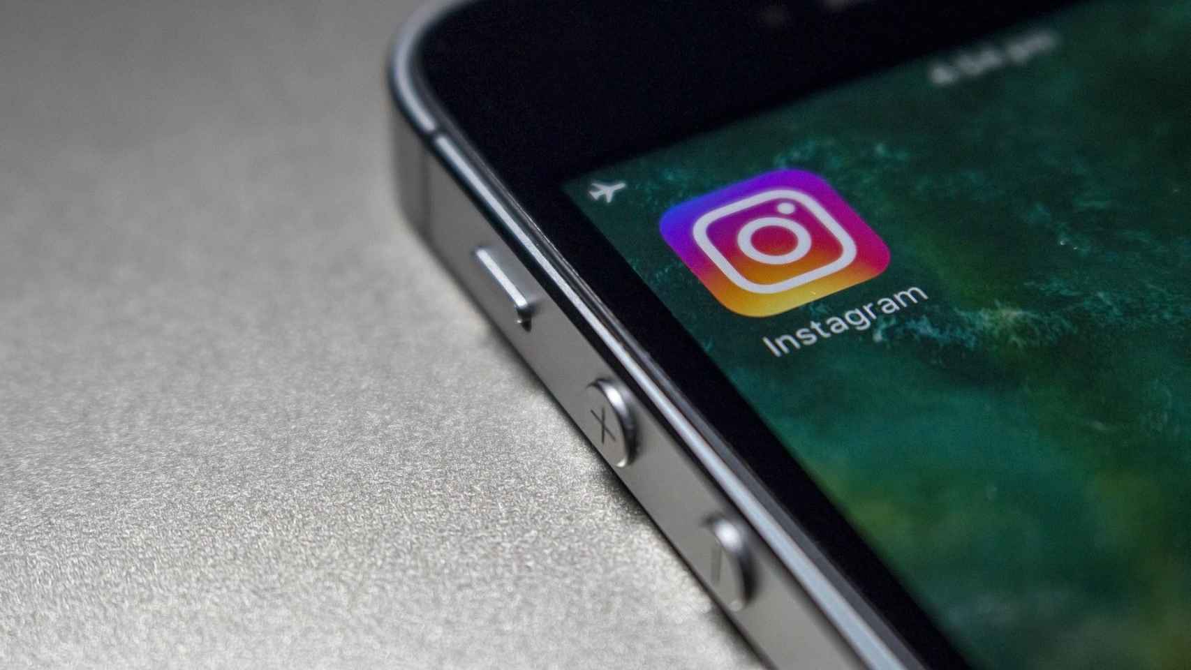 Movil con aplicación en la que Instagram adopta el modo oscuro / PIXABAY