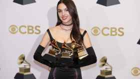 La cantante Olivia Rodrigo con sus tres premios Grammy / EFE