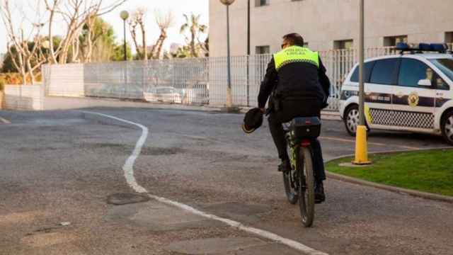 Detenido por abandonar a dos gatos dentro de una bolsa de plástico y morir uno a los dos días