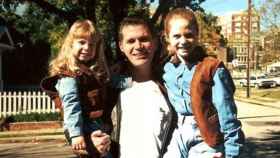 Una foto del asesino con sus hijas