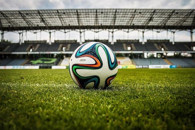 Un balón de fútbol / Michal Jarmoluk EN PIXABAY