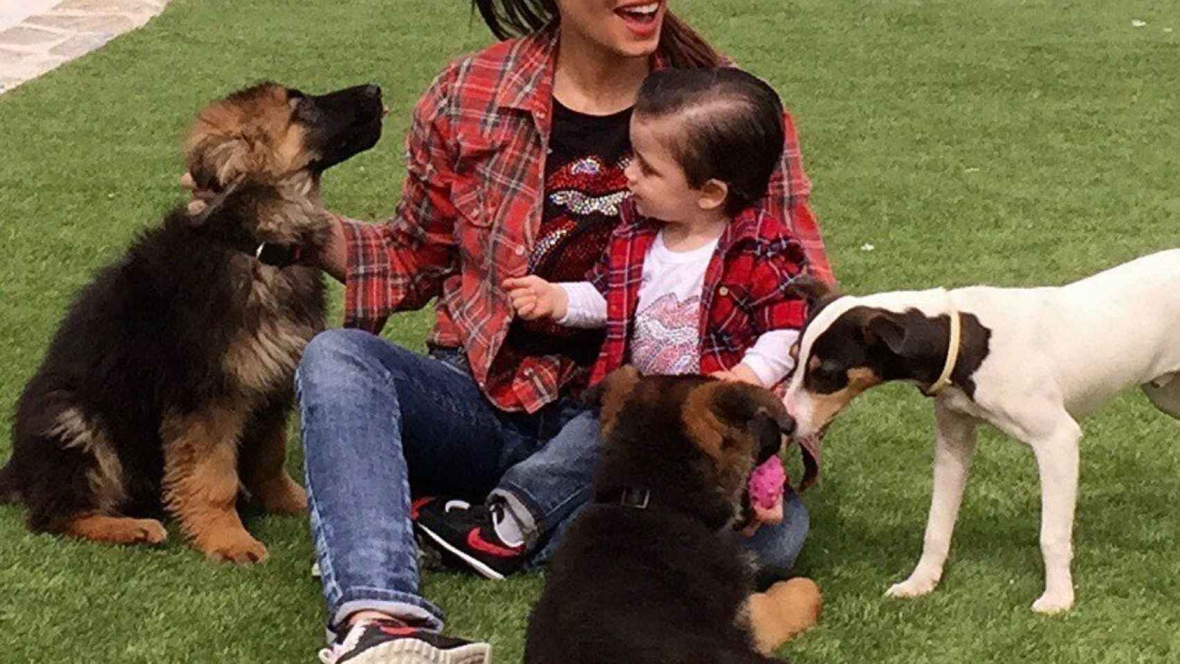 Pilar Rubio con sus perros