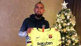 Arturo Vidal con la camiseta del Barça firmada por sus compañeros / INSTAGRAM