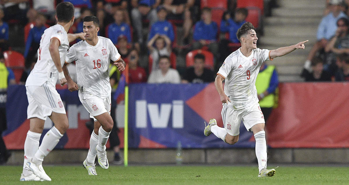 Gavi, celebrando su primer gol con la selección de España, durante el partido contra República Checa / EFE