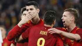 Los jugadores de España abrazan a Morata por sus dos goles contra Islandia / EFE