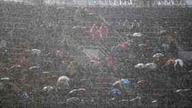 Fuerte lluvia en las gradas del Camp Nou durante el Barça-Benfica / EFE