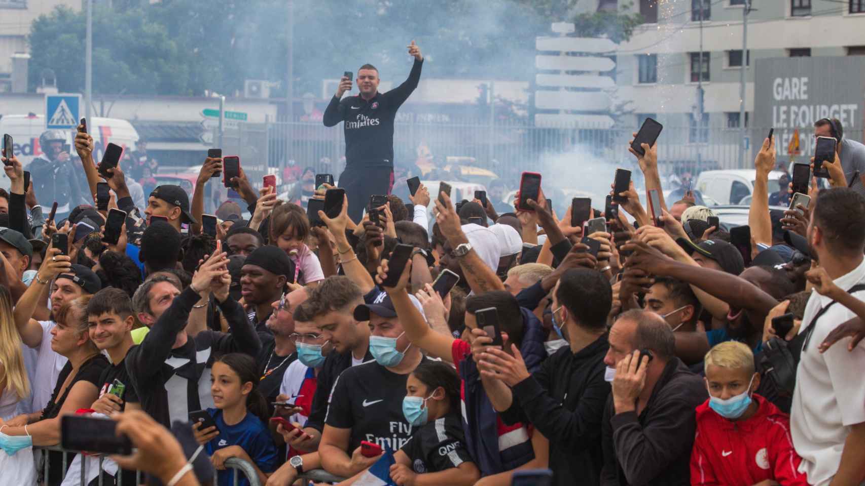 Aficionados del PSG mientras esperaban la llegada de Messi / EFE