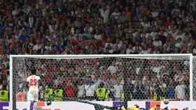 Donnarumma detiene el penalti a Bukayo Saka en la tanda que dio a Italia la victoria sobre Inglaterra, en la final de la Euro / EFE