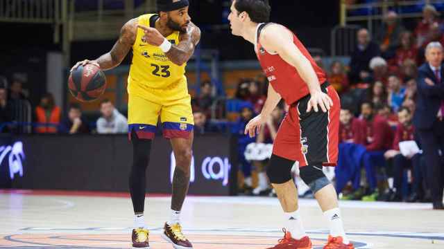 Malcolm Delaney con la posesión del balón frente el Fuenlabrada / FCB