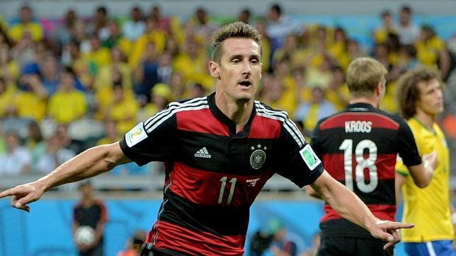 Miroslav Klose celebra un gol con Alemania
