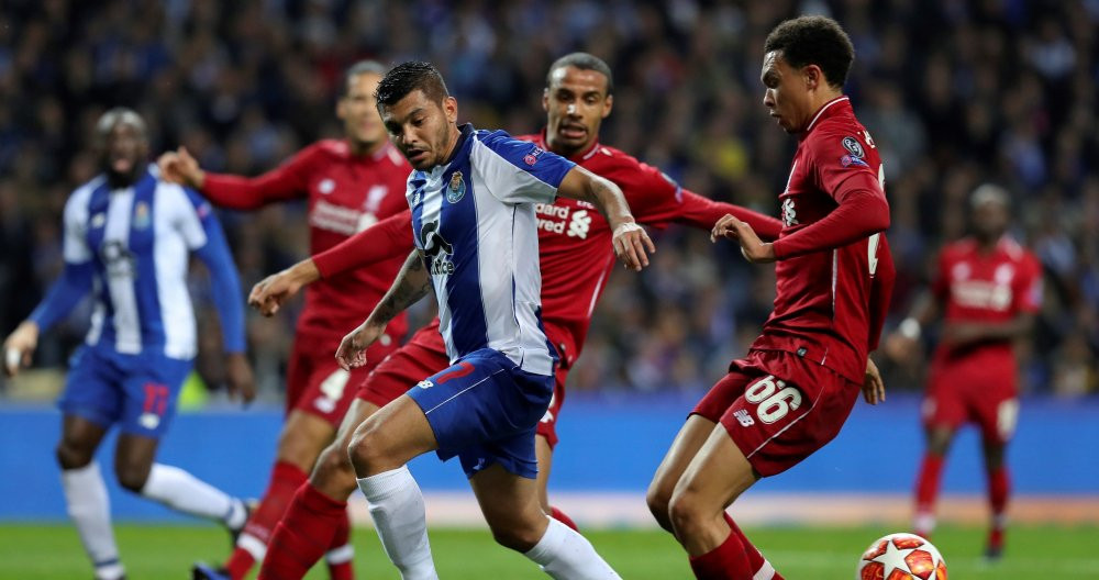 Una foto de Alexande Arnold en una disputa durante el Porto - Liverpool / EFE